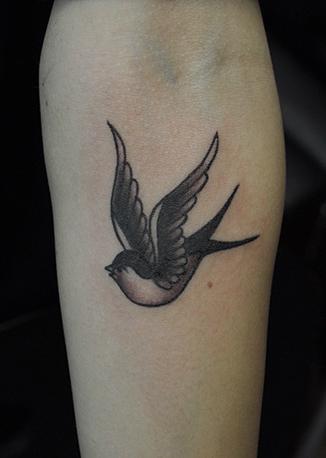 tatuaggio uccello sulla mano
