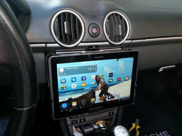 tablet in macchina con le tue mani 